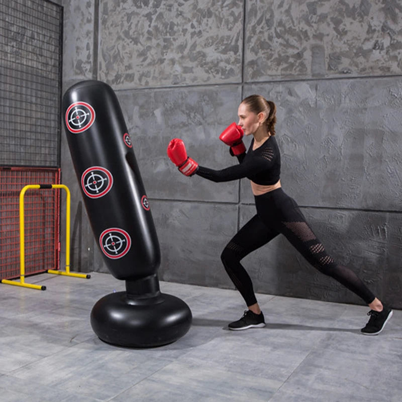 Saco de boxe inflável com suporte